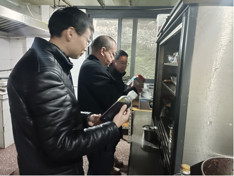 乐至县市场监管信息2025-5 乐至县市场监管局局长倪理带队开展报国寺景区节前检查564.png